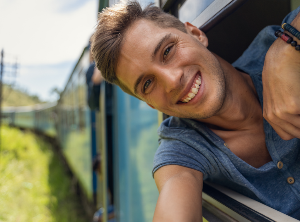 Rondreis-Sri-lanka-trein-man-selfie-travel-around