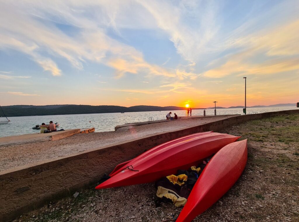 rondreis-kroatie-kayaks-zonsondergang-travel-around