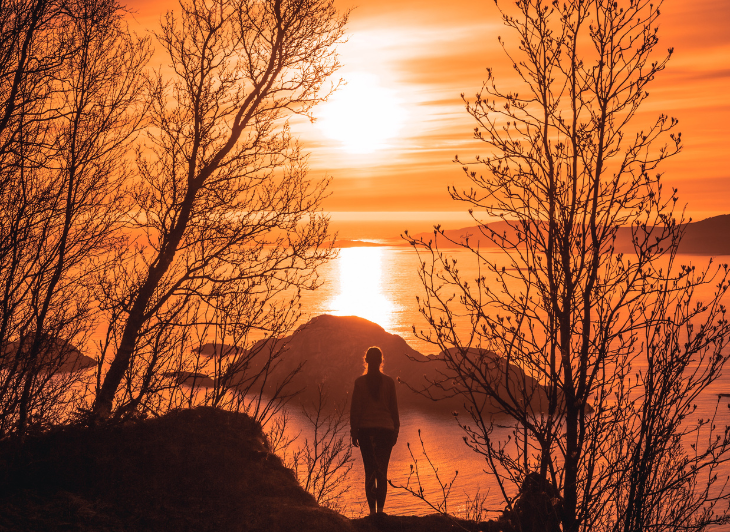 Rondreis-noorwegen-meisje-middernachtzon-travel-around