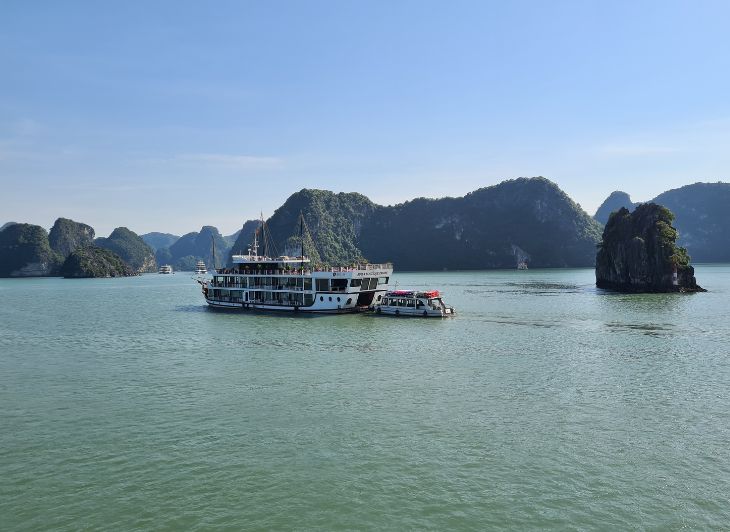 rondreis-vietnam-cruisboot-halong-ay-travel-around
