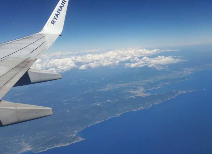 travel-around-ryanair-vliegtuig