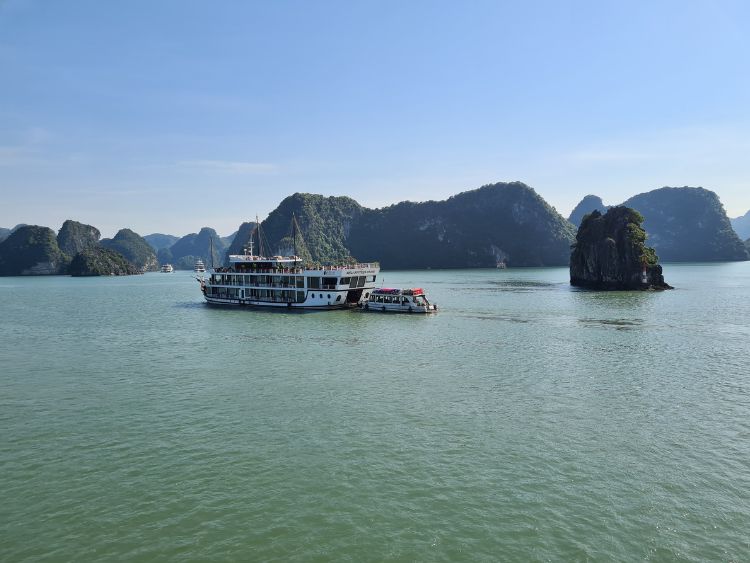 backpacken Vietnam Ha Long Bay cruise Travel Around
